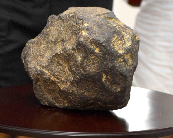 Khi tới đây, ông đã thuê một giáo sư người Mỹ gốc Hoa của Đại học Arizona (Mỹ) để làm thông dịch viên với giá 60 USD/giờ nhưng đáng tiếc các chuyên gia đều yêu cầu phải có thư giới thiệu mới có thể giám định những vật thể đó.