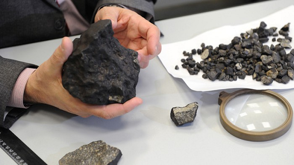 Thiên thạch hay nôm na là “đá trời” có tên tiếng Anh là “meteorite” được hiểu là một vật thể tự nhiên từ ngoài không gian và tác động đến bề mặt Trái Đất.