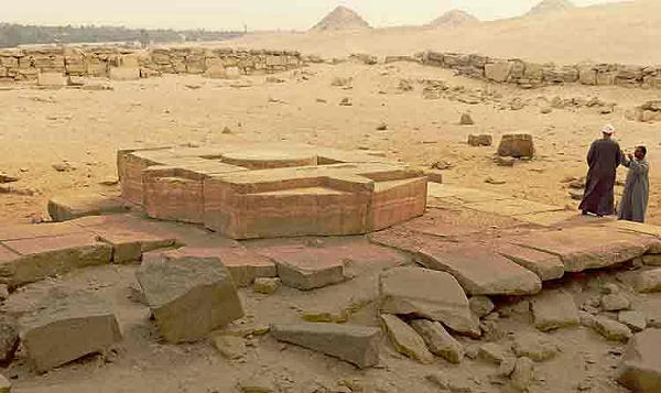 Quá trình đào bới được tiếp tục và những bằng chứng rõ ràng về một kiến trúc Vương triều thứ năm được hé lộ. Vương triều này tồn tại trong khoảng 150 năm từ đầu thế kỷ thứ 25 đến giữa thế kỷ thứ 24 trước Công Nguyên, vô cùng rực rỡ.