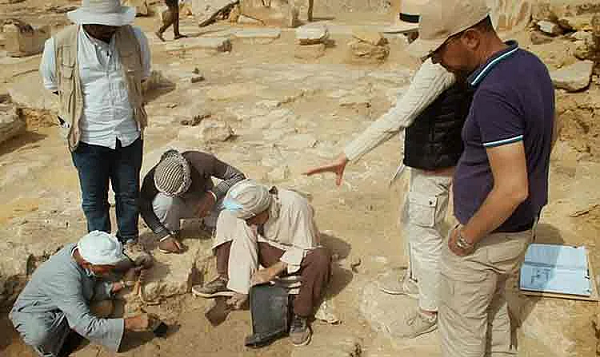 Nhưng vì đền Nyuserre là một phát hiện khảo cổ lớn nên người ta không tiếp tục xem xét nền nhà cổ xưa hơn đó dù phát hiện thêm một chân cột đá vôi trắng.