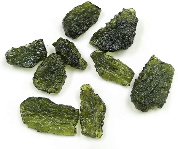 Moldavite đã từng được cho là một sản phẩm nhân tạo và trong một thời gian dài, nó thậm chí còn được cho là một loại thủy tinh núi lửa obsidian.