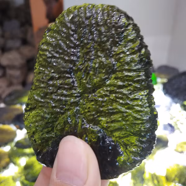 Cuối cùng ông cũng tìm được nội dung liên quan tới loại đá Moldavite quý hiếm của Cộng hòa Séc. Ông Trương đã tham khảo ý kiến của một số chuyên gia và họ đều xác nhận đây là đá Moldavite.