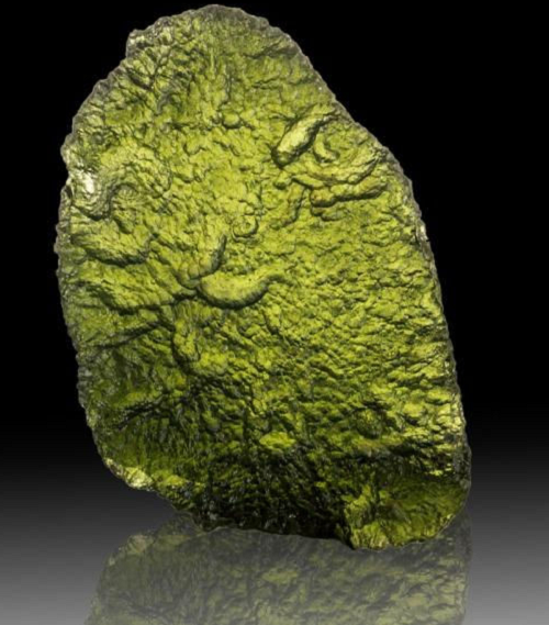 Trong lúc tìm kiếm, ông Trương phát hiện ra một hòn đá màu xanh rêu tuyệt đẹp. Khi nhặt viên đá lên thì nhận thấy nó giống như một khối thủy tinh.