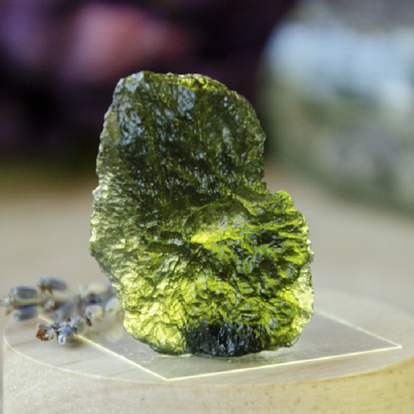 Moldavite lần đầu tiên được giới thiệu bởi giáo sư Josef Mayer của Đại học Prague như là “chrysolites”. Sau đó, cái tên “chrysolites” đã được thay thế bằng “moldavite” theo tên của thị trấn Moldauthein.