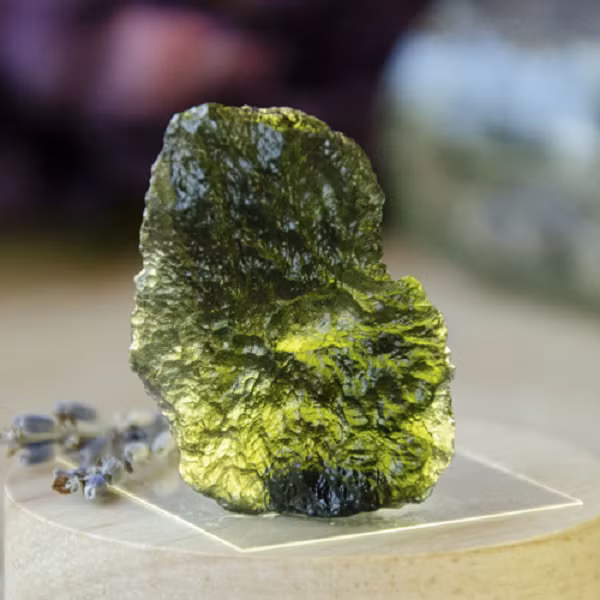 Moldavite lần đầu tiên được giới thiệu bởi giáo sư Josef Mayer của Đại học Prague như là “chrysolites”. Sau đó, cái tên “chrysolites” đã được thay thế bằng “moldavite” theo tên của thị trấn Moldauthein.