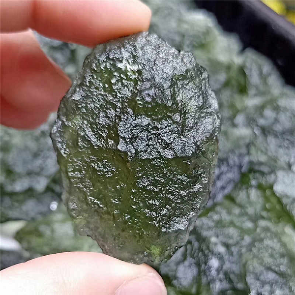Đá Moldavite còn có tên gọi là “đá Bouteille” hoặc là “Vltavin”. Đá có màu xanh ô liu hơi mờ (xanh lá cây hơi nâu), có ánh thủy tinh. Đá Moldavite có độ cứng là 5,5-7 trên thang Mohs.