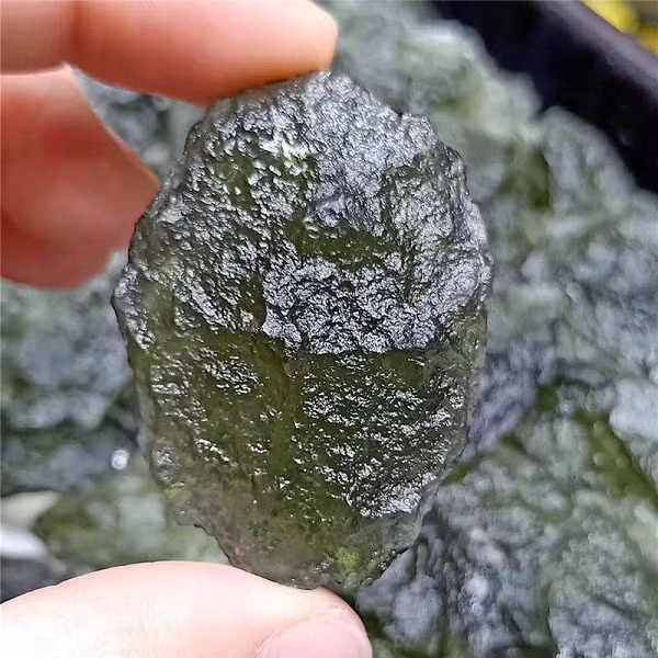 Đá Moldavite còn có tên gọi là “đá Bouteille” hoặc là “Vltavin”. Đá có màu xanh ô liu hơi mờ (xanh lá cây hơi nâu), có ánh thủy tinh. Đá Moldavite có độ cứng là 5,5-7 trên thang Mohs.