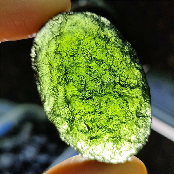 Moldavite thuộc nhóm khoáng sản Tektite, đó là một nhóm nhỏ của đá thủy tinh tự nhiên (trong nhóm này có obsidian). Moldavite đôi khi còn được gọi là “đá quý duy nhất ngoài trái đất” hay là “đá quý sinh ra từ những ngôi sao”.