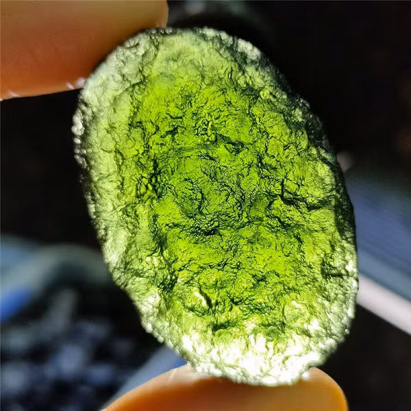 Moldavite thuộc nhóm khoáng sản Tektite, đó là một nhóm nhỏ của đá thủy tinh tự nhiên (trong nhóm này có obsidian). Moldavite đôi khi còn được gọi là “đá quý duy nhất ngoài trái đất” hay là “đá quý sinh ra từ những ngôi sao”.