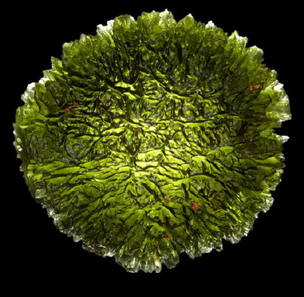 Lực của cú va chạm và sức nóng dữ dội đã tạo ra một "dạng thủy tinh" được đẩy về phía bờ sông Vitava ở Cộng hòa Séc ("Moldau", tiếng Đức). Tên Moldavite được lấy từ tên thị trấn nơi tìm ra mẫu vật đầu tiên của loại đá này.