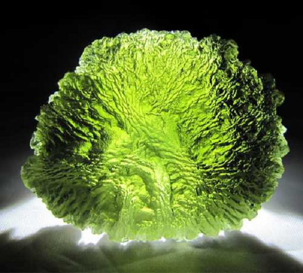 Soi dưới ánh sáng mặt trời, nó phát ra màu xanh sáng lấp lánh như những khối đá peridot. Vì nó khá đặc biệt nên ông Trương đã quyết định mang về nhà và tìm kiếm xem nó là đá gì.