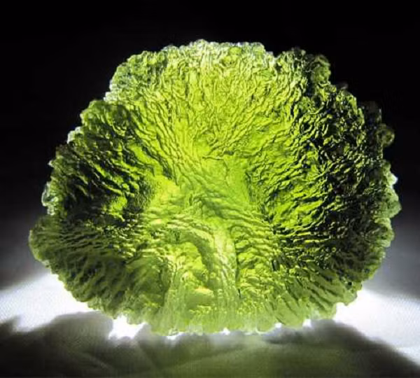 Soi dưới ánh sáng mặt trời, nó phát ra màu xanh sáng lấp lánh như những khối đá peridot. Vì nó khá đặc biệt nên ông Trương đã quyết định mang về nhà và tìm kiếm xem nó là đá gì.