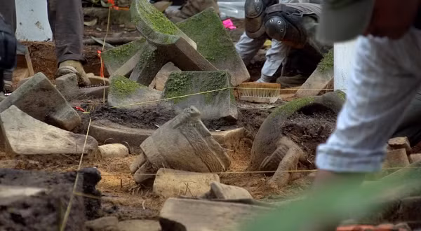 Tuy nhiên đoàn này cũng như các đoàn thám hiểm sau đó vẫn thất bại trong việc xác định các cấu trúc cố định - thứ thật sự chứng minh tại đó có một thành phố.