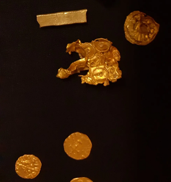 Vào thời kỳ này trong lịch sử, nước Anh không đúc tiền vàng của riêng mình, vì vậy số tiền phải được đem về từ nơi nào khác của châu Âu. Có một điều đặc biệt là các đồng xu này lại cùng khuôn với các đồng tiền khác trong một chiếc ví cũng khai quật ở Sutton Hoo.