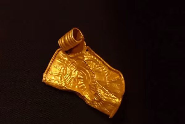 Theo tiến sĩ Adrian Marsden từ Cơ quan Môi trường và lịch sử Norfolk, có một vài đồng xu trong kho báu được đúc bởi Đế chế Byzantine, nhưng hầu hết được tạo ra bởi triều đại Merovingian, tương ứng với nước Pháp ngày nay.