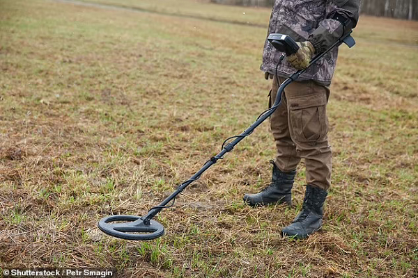 Tuy nhiên toàn bộ Sutton Hoo đã bị cày xới và đảo lộn bởi hoạt động nông nghiệp trong nhiều năm, trước khi người ta phát hiện nó chứa đựng những kho báu vĩ đại.
