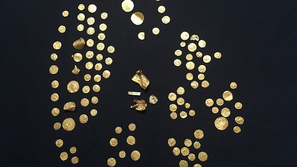 Do đó toàn bộ kho báu có thể cùng thuộc về một người Anh thường lui tới Merovingian cổ đại. Khu vực này cũng là một trong những nơi tìm thấy nhiều nhất hiện vật khảo cổ nhất bằng cách dò kim loại.