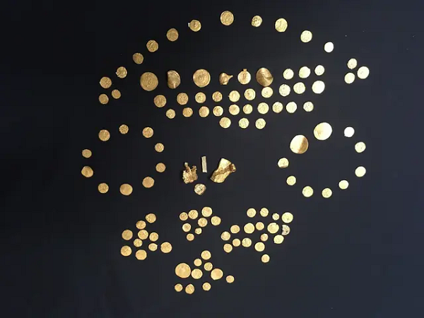 Kho báu cũng chứa bốn đồ vật bằng vàng, bao gồm mặt dây chuyền bằng vàng, một thỏi vàng nhỏ và hai miếng vàng khác có lẽ thuộc về những món đồ trang sức lớn hơn.