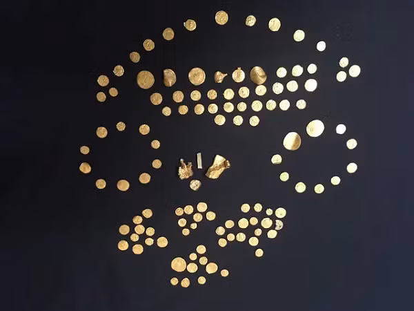 Kho báu cũng chứa bốn đồ vật bằng vàng, bao gồm mặt dây chuyền bằng vàng, một thỏi vàng nhỏ và hai miếng vàng khác có lẽ thuộc về những món đồ trang sức lớn hơn.