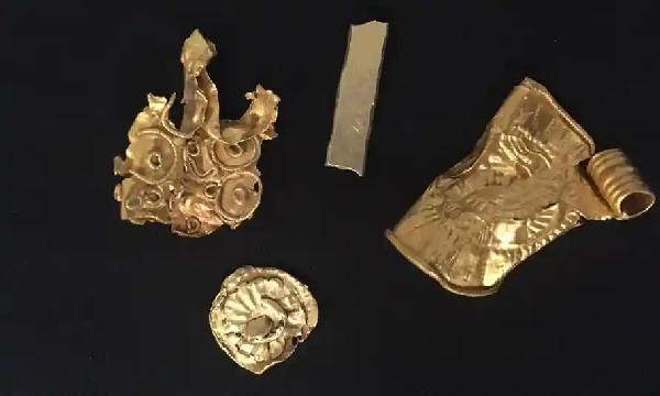 Nơi chôn giấu chính thức được cho là gần mộ phần của một nhà cai trị cổ đại ở khu vực gọi là "Sutton Hoo", nơi vị lãnh chúa - hoặc vị vua - được tìm thấy trong một con tàu lớn với số đồ tùy táng đáng giá cả một kho tàng.