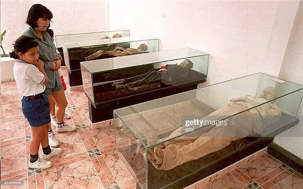 Phần lớn các xác chết đều được chôn vào khoảng cuối những năm 1950. Mặc dù đã nghiên cứu trong một thời gian dài, nhưng các nhà khoa học cũng không thể đưa ra được lời giải thích thỏa mãn nhất cho hiện tượng lạ này.