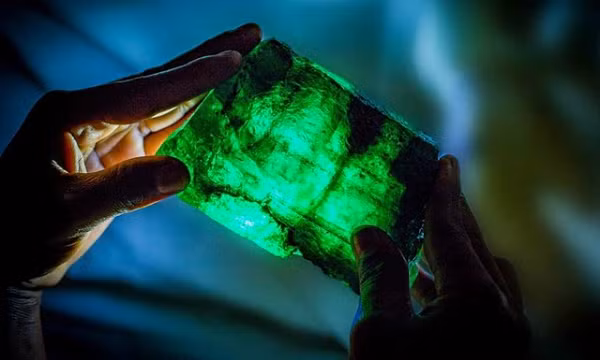 Khi nói đến đá quý hiếm và đắt tiền, hầu hết chúng ta đều nghĩ ngay đến kim cương, nhưng trên thực tế, ngọc lục bảo hiếm hơn kim cương gấp 20 lần và do đó, thường có giá cao hơn. Mời các bạn xem video: Khung cảnh thiên nhiên tuyệt đẹp tại các quốc gia ít dân nhất thế giới. Nguồn: VTC.