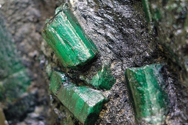 Tuy nhiên, chúng lần đầu tiên được khai thác ở Ai Cập vào khoảng năm 1500 trước công nguyên, nơi người ta tin rằng ngọc lục bảo tượng trưng cho khả năng sinh sản và tái sinh.