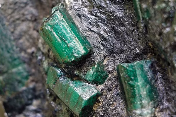 Tuy nhiên, chúng lần đầu tiên được khai thác ở Ai Cập vào khoảng năm 1500 trước công nguyên, nơi người ta tin rằng ngọc lục bảo tượng trưng cho khả năng sinh sản và tái sinh.