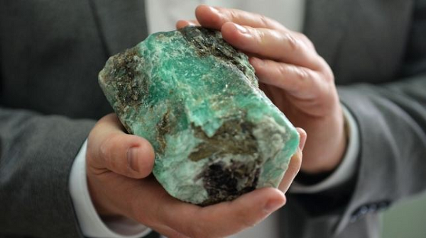 Đá Emerald hay còn được biết đến với tên gọi ngọc lục bảo hoặc lục bảo ngọc là một khoáng vật có công thức hóa học (Be3Al2(SiO3)6) có màu xanh với biên độ màu từ lục sang màu lục hơi ngả sang lam.