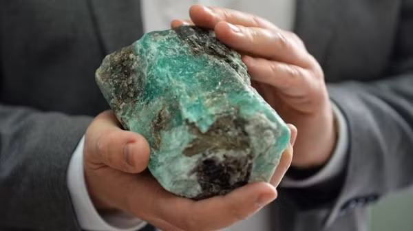 Đá Emerald hay còn được biết đến với tên gọi ngọc lục bảo hoặc lục bảo ngọc là một khoáng vật có công thức hóa học (Be3Al2(SiO3)6) có màu xanh với biên độ màu từ lục sang màu lục hơi ngả sang lam.