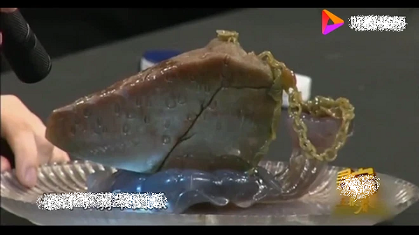 Sau khi kiểm định, các chuyên gia phải thốt lên “Anh quả thật còn có phúc hơn cả Từ Hi Thái hậu”. Nguyên nhân là vì trong lăng mộ của Từ Hi Thái hậu cũng có một cổ vật hình dưa hấu.