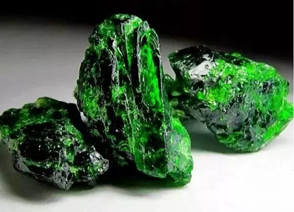 Đồng thời, những vết nứt trên bề mặt, tưởng chừng là lỗi kỹ thuật, nhưng thực chất là dụng ý của tác giả khi minh họa hình ảnh miếng dưa hấu được cắt khi quả dưa hấu chín quá độ, khi cắt nhỏ sẽ tạo nên độ nứt nhất định trên mỗi miếng dưa.