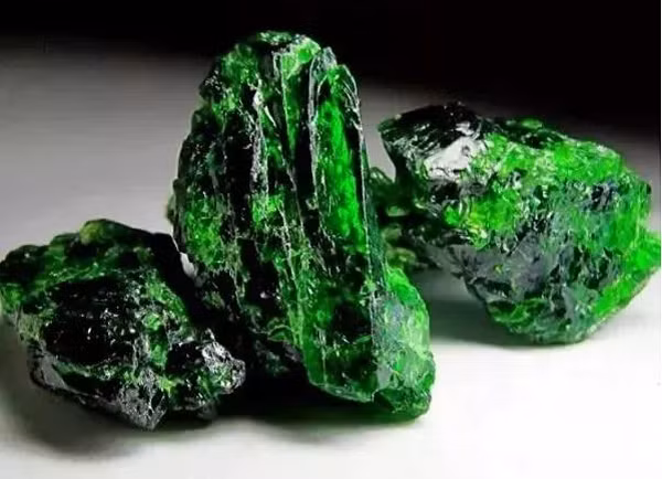 Đồng thời, những vết nứt trên bề mặt, tưởng chừng là lỗi kỹ thuật, nhưng thực chất là dụng ý của tác giả khi minh họa hình ảnh miếng dưa hấu được cắt khi quả dưa hấu chín quá độ, khi cắt nhỏ sẽ tạo nên độ nứt nhất định trên mỗi miếng dưa.