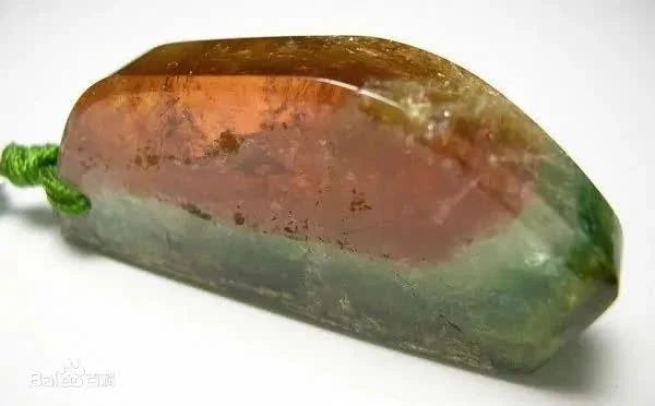 Cổ vật có màu sắc giống ngọc lục bảo trong lăng mộ của Thái hậu nhà Thanh có vỏ xanh, ruột đỏ, cùi trắng và hạt đen, trị giá tới 2,2 triệu lạng bạc vào thời điểm đó tuy nhiên lại được được chạm khắc bằng đá tourmalines.