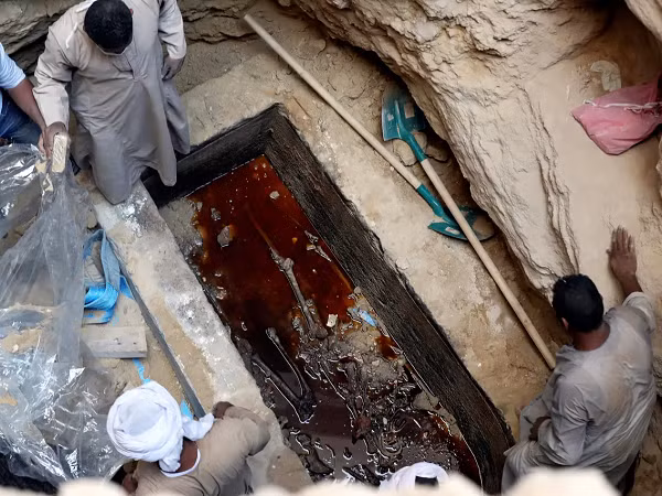 Một bản khắc bằng vàng nhỏ với kích thước 5cm x 3cm được tìm thấy bên trong quan tài có thể ám chỉ cấp bậc quân sự của 3 người này.