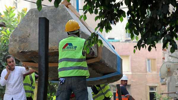 Thông thường người ta kiêng kị việc mở nắp quan tài cổ, một phần vì sợ dính lời nguyền, phần vì lo lắng vi khuẩn, mầm bệnh từ cổ đại thoát ra bên ngoài.