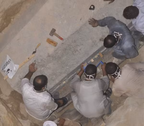 Tuy nhiên, các nhà khảo cổ Ai Cập vẫn quyết định tìm hiểu bí ẩn ẩn giấu trong chiếc quan tài cổ. Khi mở nắp, tất cả mọi người có mặt ở đó đều bị sốc vì cảnh tượng bên trong.