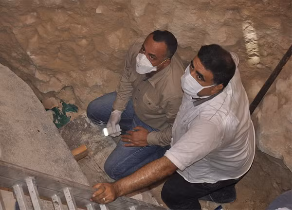 Đó là hình ảnh 3 bộ hài cốt ngâm trong thứ dịch lỏng màu nâu đỏ như máu, có mùi hết sức kinh khủng. 3 bộ xương này thuộc về 2 người đàn ông và 1 phụ nữ ở các độ tuổi khác nhau. Người phụ nữ trẻ nhất, từ 20 đến 25 tuổi, cao khoảng 1m60 đến 1m64.