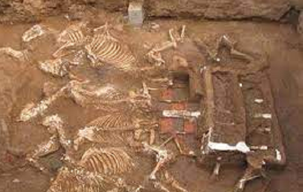 Tại tầng 2 của ngôi mộ phát hiện một cái đầu lâu, miệng há rất lớn, có lẽ lúc chết rất kinh hoàng. Ngay tối hôm ấy các nhân viên khảo cổ phát hiện 20 bộ hài cốt không còn nguyên vẹn, không quan không quách, đầu một nơi mình một ngả. Theo quan niệm xưa, những người hầu phải chết theo chủ, sống sao thác vậy, xuống âm phủ vẫn tiếp tục hầu hạ chủ nhân như trên dương thế. Nhưng thường những người hầu chết theo chủ thì có quan tài đàng hoàng, còn 20 bộ hài cốt này có thể là nô lệ hay tù nhân, bị giết để tế trước khi phong cửa mộ.