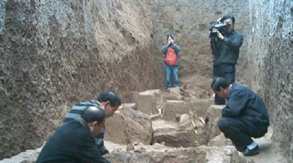 Mộ của Tần Công chính là ngôi mộ có nhiều người bị tuẫn táng nhất trong những lăng mộ đã được khai quật tại Trung Quốc từ trước đến nay. Dựa vào số lượng nô lệ đã được dùng để tuẫn táng cũng như quan tài tráng lệ mà ông sử dụng đã bóc trần tham vọng của vua nước Tần.