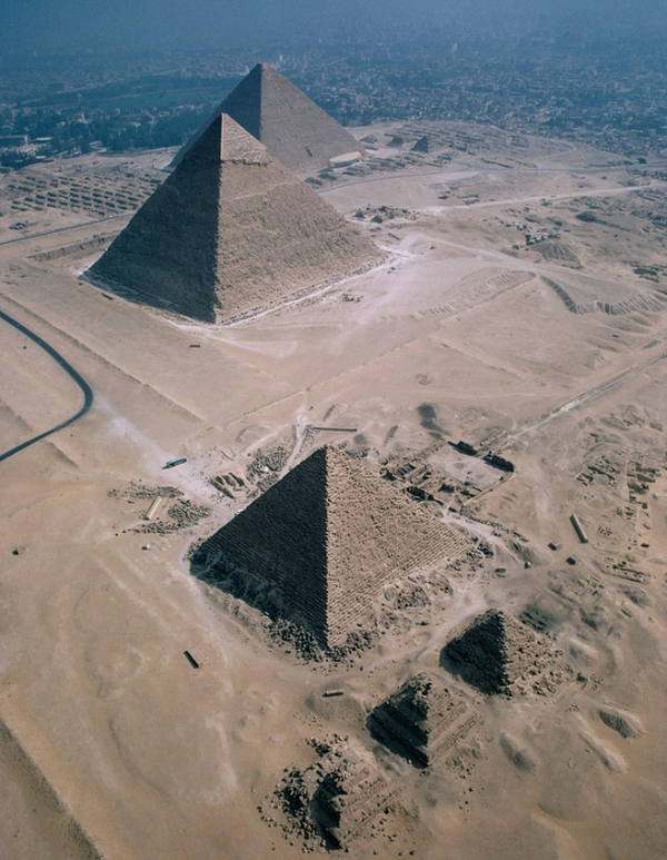 Thậm chí, một số khối đá nặng tới 50 tấn. Điều khó tin tiếp theo là toàn bộ khối đá được người Ai Cập cổ đại đánh bóng, nhẵn và phẳng với độ chính xác cao.