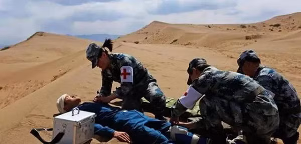 Nào ngờ, hậu quả là bị ngộ độc và tiêu chảy. Rất may, anh chàng đã được đội y tế tới cấp cứu kịp thời nên đã thoát khỏi lưỡi hái tử thần. Sau khi tỉnh lại, các bác sĩ nói với anh rằng thứ anh ăn là một loại dưa hấu có xuất xứ từ Ấn Độ, chúng còn có tên khác là dưa đắng.