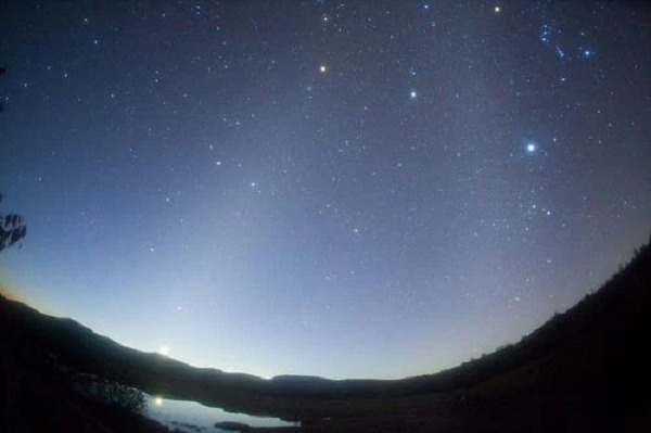 Nhìn từ trái qua phải, chúng ta sẽ quan sát thấy đầu tiên là sao Kim với ánh sáng rực rỡ nhất, sau đó đến sao Thổ khá mờ nhạt và cuối cùng là sao Mộc không kém phần tỏa sáng.