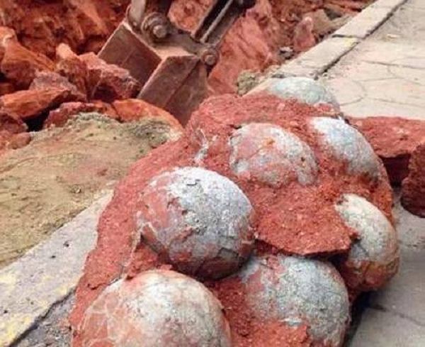 Vài tháng sau, những người bán cam lại đến làng, nhưng lần này họ không muốn mua cam. Thứ họ muốn là mua những viên đá kỳ lạ kia với giá 7 xu một viên vì nó rất đẹp, có thể rải trong vườn.