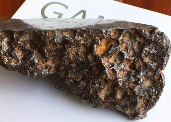 Khâu Đức Đồng trở về trường và quay trở lại thôn Dương Ốc cùng một đoàn gồm các giáo sư và chuyên gia để lấy mẫu và nhận dạng khối thiên thạch.