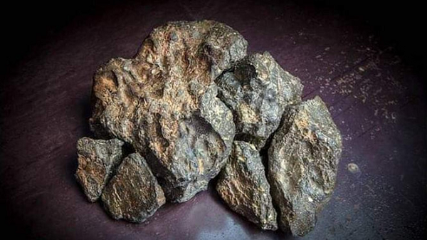 Mất tới 2 năm thẩm định, họ mới xác nhận và công bố với thế giới rằng "Thiết ngưu thạch" là một trong những khối thiên thạch bằng sắt lớn nhất thế giới được tìm thấy tại Trung Quốc.