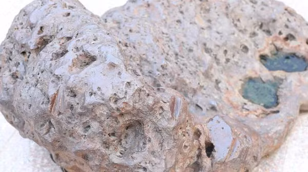 Sau đó một hòn đá bị chuyển đi mất và không ai rõ tung tích của nó. Kể từ đó, khối đá còn lại cứ nằm ở đây và không bị đưa đi đâu nữa. Vì nó hình dáng tựa như một con bò đang nằm nên mọi người gọi là "Thiết ngưu thạch".