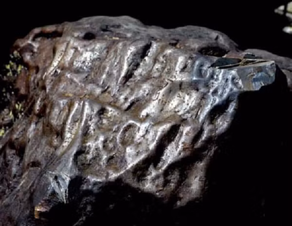 Mỗi mảnh thiên thạch đều là độc nhất vô nhị vì vậy chúng trở thành sản phẩm phù hợp để mang ra đấu giá. Khối thiên thạch sắt trên nặng tới 281 kg; chiều dài là 113 cm, chu vi trung bình là 76,67 cm. Thành phần của nó bao gồm 99,32% sắt và 0,01% là niken.