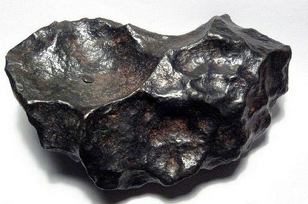 Việc sở hữu hiện vật có xuất xứ từ ngoài Trái đất luôn đem lại cảm giác đặc biệt, không chỉ hiếm có, giá trị khoa học cũng khiến thiên thạch được nhiều người săn lùng và vô cùng đắt giá.