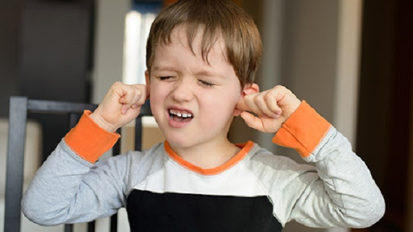 Số lượng nữ sinh gặp rối loạn Tics đến khám bệnh gia tăng kể từ khi đại dịch bắt đầu đã làm nhiều bác sĩ hoang mang. Một số bài báo trên tạp chí y khoa cho thấy rất nhiều cô gái vị thành niên đều thường xuyên xem video trên Tiktok về cuộc sống của những người mắc hội chứng Tourette.